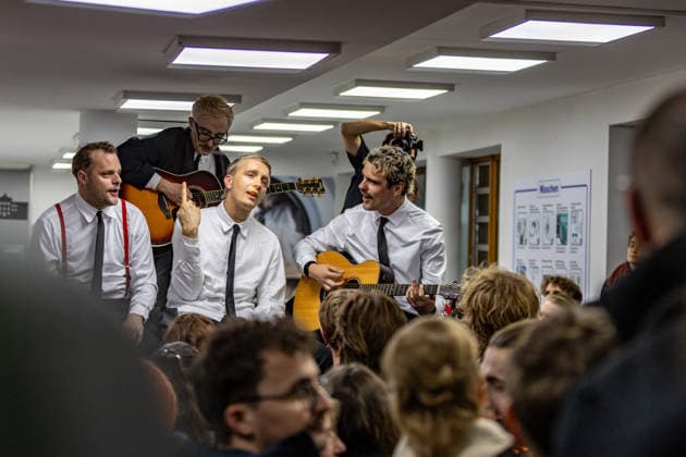 Kraftklub gibt Überraschungskonzert in Bonner Waschsalon 02.12.25 Till BRUMMER, Steffen ISRAEL, Felix KUMMER, Karl SCHUMANN - Die Band Kraftklub spielte am frühen Dienstagabend ein spontanes Akustikset im Eco-Express-Waschsalon in der Franzstraße in Bonn. Vor rund 100 Fans performten sie auf den Waschmaschinen und gaben im Anschluss eine kurze Autogrammstunde. Der Auftritt diente der Promotion ihres neuen Albums STERBEN IN KARL-MARX-STADT. Bonn Altstadt Nordrhein-Westfalen Deutschland Copyright: xBonn.digitalx