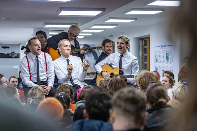 Kraftklub gibt Überraschungskonzert in Bonner Waschsalon 02.12.25 Till BRUMMER, Steffen ISRAEL, Felix KUMMER, Max MARSCHK, Karl SCHUMANN - Die Band Kraftklub spielte am frühen Dienstagabend ein spontanes Akustikset im Eco-Express-Waschsalon in der Franzstraße in Bonn. Vor rund 100 Fans performten sie auf den Waschmaschinen und gaben im Anschluss eine kurze Autogrammstunde. Der Auftritt diente der Promotion ihres neuen Albums STERBEN IN KARL-MARX-STADT. Bonn Altstadt Nordrhein-Westfalen Deutschland Copyright: xBonn.digitalx