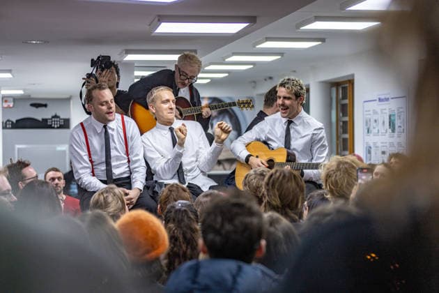 Kraftklub gibt Überraschungskonzert in Bonner Waschsalon 02.12.25 Till BRUMMER, Steffen ISRAEL, Felix KUMMER, Karl SCHUMANN - Die Band Kraftklub spielte am frühen Dienstagabend ein spontanes Akustikset im Eco-Express-Waschsalon in der Franzstraße in Bonn. Vor rund 100 Fans performten sie auf den Waschmaschinen und gaben im Anschluss eine kurze Autogrammstunde. Der Auftritt diente der Promotion ihres neuen Albums STERBEN IN KARL-MARX-STADT. Bonn Altstadt Nordrhein-Westfalen Deutschland Copyright: xBonn.digitalx