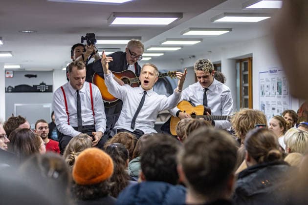 Kraftklub gibt Überraschungskonzert in Bonner Waschsalon 02.12.25 Till BRUMMER, Steffen ISRAEL, Felix KUMMER, Karl SCHUMANN - Die Band Kraftklub spielte am frühen Dienstagabend ein spontanes Akustikset im Eco-Express-Waschsalon in der Franzstraße in Bonn. Vor rund 100 Fans performten sie auf den Waschmaschinen und gaben im Anschluss eine kurze Autogrammstunde. Der Auftritt diente der Promotion ihres neuen Albums STERBEN IN KARL-MARX-STADT. Bonn Altstadt Nordrhein-Westfalen Deutschland Copyright: xBonn.digitalx