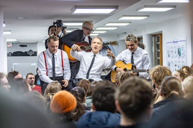 Kraftklub gibt Überraschungskonzert in Bonner Waschsalon 02.12.25 Till BRUMMER, Steffen ISRAEL, Felix KUMMER, Karl SCHUMANN - Die Band Kraftklub spielte am frühen Dienstagabend ein spontanes Akustikset im Eco-Express-Waschsalon in der Franzstraße in Bonn. Vor rund 100 Fans performten sie auf den Waschmaschinen und gaben im Anschluss eine kurze Autogrammstunde. Der Auftritt diente der Promotion ihres neuen Albums STERBEN IN KARL-MARX-STADT. Bonn Altstadt Nordrhein-Westfalen Deutschland Copyright: xBonn.digitalx