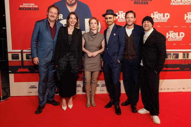 Premiere - Der Held vom Bahnhof Friedrichstrasse - Charly Hübner, Christiane Paul, Leonie Benesch, Leon Ullrich, Daniel Brühl und Jürgen Vogel bei der Kinopremiere von Der Held vom Bahnhof Friedrichstrasse im Delphi-Filmpalast am 02.12.2025 in Berlin. Copyright: xEventpressxKochanx