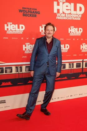 Premiere - Der Held vom Bahnhof Friedrichstrasse - Charly Hübner bei der Kinopremiere von Der Held vom Bahnhof Friedrichstrasse im Delphi-Filmpalast am 02.12.2025 in Berlin. Copyright: xEventpressxKochanx