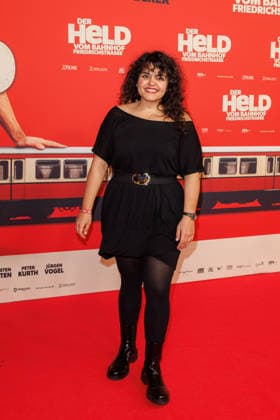 Premiere - Der Held vom Bahnhof Friedrichstrasse - Sarah Fazilat bei der Kinopremiere von Der Held vom Bahnhof Friedrichstrasse im Delphi-Filmpalast am 02.12.2025 in Berlin. Copyright: xEventpressxKochanx