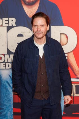 Premiere - Der Held vom Bahnhof Friedrichstrasse - Daniel Brühl bei der Kinopremiere von Der Held vom Bahnhof Friedrichstrasse im Delphi-Filmpalast am 02.12.2025 in Berlin. Copyright: xEventpressxKochanx