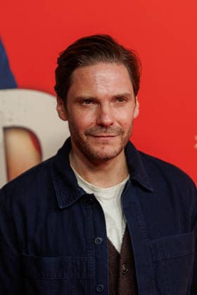 Premiere - Der Held vom Bahnhof Friedrichstrasse - Daniel Brühl bei der Kinopremiere von Der Held vom Bahnhof Friedrichstrasse im Delphi-Filmpalast am 02.12.2025 in Berlin. Copyright: xEventpressxKochanx