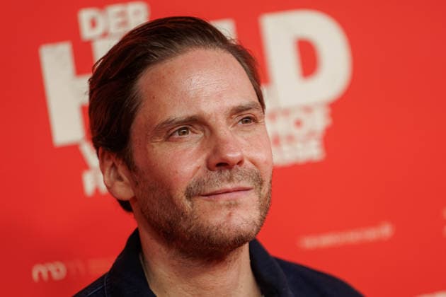 Premiere - Der Held vom Bahnhof Friedrichstrasse - Daniel Brühl bei der Kinopremiere von Der Held vom Bahnhof Friedrichstrasse im Delphi-Filmpalast am 02.12.2025 in Berlin. Copyright: xEventpressxKochanx