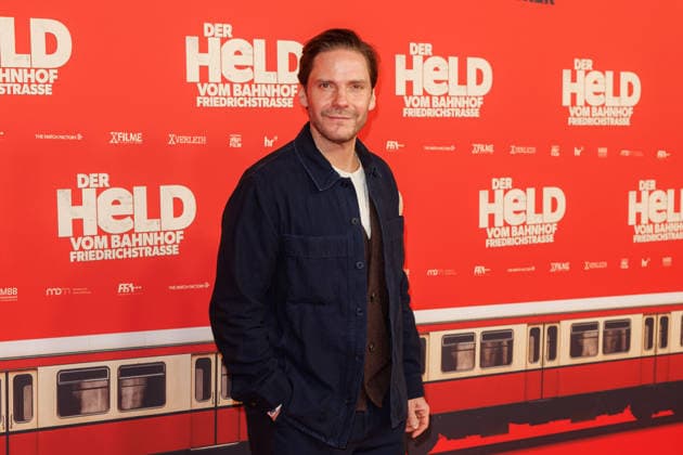 Premiere - Der Held vom Bahnhof Friedrichstrasse - Daniel Brühl bei der Kinopremiere von Der Held vom Bahnhof Friedrichstrasse im Delphi-Filmpalast am 02.12.2025 in Berlin. Copyright: xEventpressxKochanx