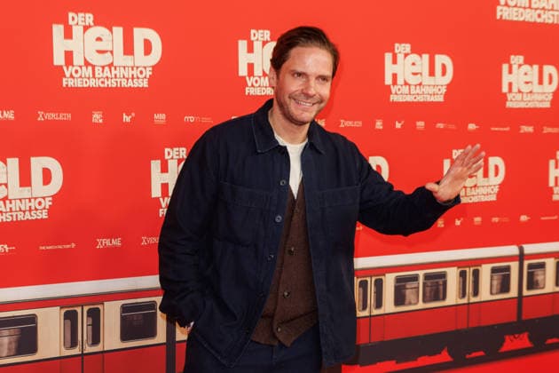 Premiere - Der Held vom Bahnhof Friedrichstrasse - Daniel Brühl bei der Kinopremiere von Der Held vom Bahnhof Friedrichstrasse im Delphi-Filmpalast am 02.12.2025 in Berlin. Copyright: xEventpressxKochanx