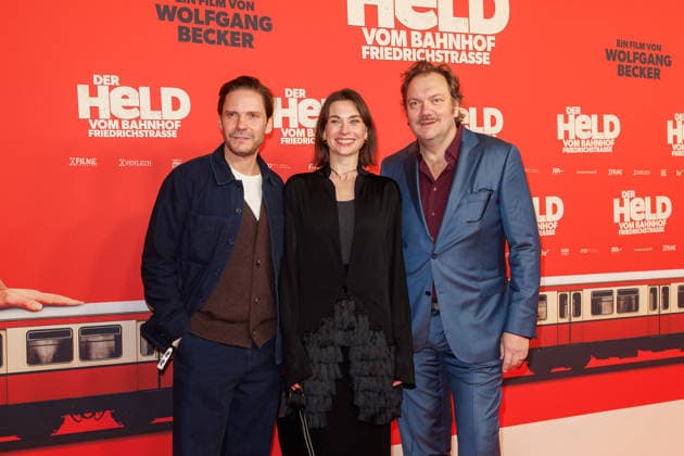 Premiere - Der Held vom Bahnhof Friedrichstrasse - Daniel Brühl, Christiane Paul und Charly Hübner bei der Kinopremiere von Der Held vom Bahnhof Friedrichstrasse im Delphi-Filmpalast am 02.12.2025 in Berlin. Copyright: xEventpressxKochanx
