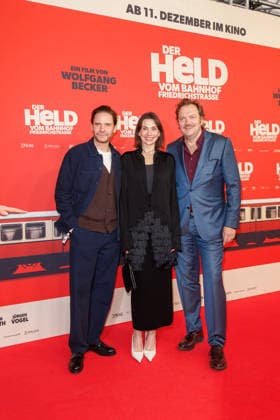 Premiere - Der Held vom Bahnhof Friedrichstrasse - Daniel Brühl, Christiane Paul und Charly Hübner bei der Kinopremiere von Der Held vom Bahnhof Friedrichstrasse im Delphi-Filmpalast am 02.12.2025 in Berlin. Copyright: xEventpressxKochanx