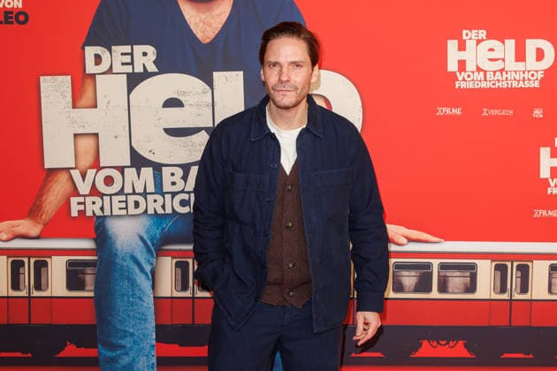 Premiere - Der Held vom Bahnhof Friedrichstrasse - Daniel Brühl bei der Kinopremiere von Der Held vom Bahnhof Friedrichstrasse im Delphi-Filmpalast am 02.12.2025 in Berlin. Copyright: xEventpressxKochanx