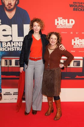 Premiere - Der Held vom Bahnhof Friedrichstrasse - Adina Vetter und Adriana Altaras bei der Kinopremiere von Der Held vom Bahnhof Friedrichstrasse im Delphi-Filmpalast am 02.12.2025 in Berlin. Copyright: xEventpressxKochanx