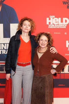 Premiere - Der Held vom Bahnhof Friedrichstrasse - Adina Vetter und Adriana Altaras bei der Kinopremiere von Der Held vom Bahnhof Friedrichstrasse im Delphi-Filmpalast am 02.12.2025 in Berlin. Copyright: xEventpressxKochanx