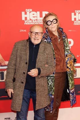 Premiere - Der Held vom Bahnhof Friedrichstrasse - Volker Schlöndorff und Cornelia von Maltzahn bei der Kinopremiere von Der Held vom Bahnhof Friedrichstrasse im Delphi-Filmpalast am 02.12.2025 in Berlin. Copyright: xEventpressxKochanx