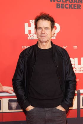 Premiere - Der Held vom Bahnhof Friedrichstrasse - Tom Tykwer bei der Kinopremiere von Der Held vom Bahnhof Friedrichstrasse im Delphi-Filmpalast am 02.12.2025 in Berlin. Copyright: xEventpressxKochanx