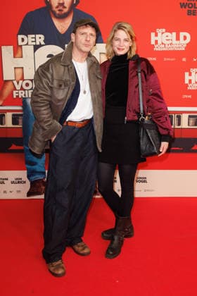 Premiere - Der Held vom Bahnhof Friedrichstrasse - Hendrik Duryn und Rike Schmid bei der Kinopremiere von Der Held vom Bahnhof Friedrichstrasse im Delphi-Filmpalast am 02.12.2025 in Berlin. Copyright: xEventpressxKochanx