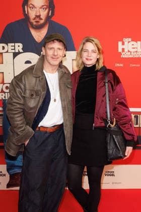 Premiere - Der Held vom Bahnhof Friedrichstrasse - Hendrik Duryn und Rike Schmid bei der Kinopremiere von Der Held vom Bahnhof Friedrichstrasse im Delphi-Filmpalast am 02.12.2025 in Berlin. Copyright: xEventpressxKochanx