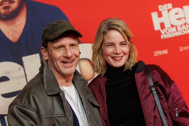 Premiere - Der Held vom Bahnhof Friedrichstrasse - Hendrik Duryn und Rike Schmid bei der Kinopremiere von Der Held vom Bahnhof Friedrichstrasse im Delphi-Filmpalast am 02.12.2025 in Berlin. Copyright: xEventpressxKochanx