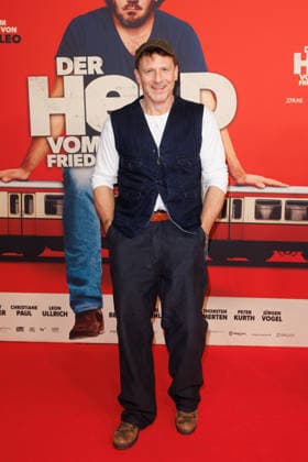 Premiere - Der Held vom Bahnhof Friedrichstrasse - Hendrik Duryn bei der Kinopremiere von Der Held vom Bahnhof Friedrichstrasse im Delphi-Filmpalast am 02.12.2025 in Berlin. Copyright: xEventpressxKochanx