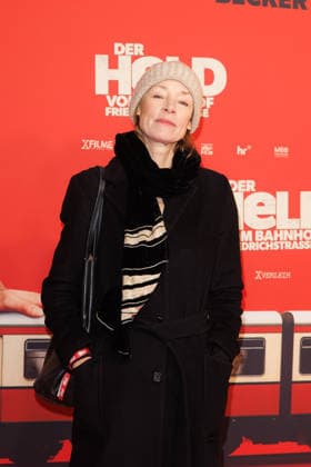 Premiere - Der Held vom Bahnhof Friedrichstrasse - Jenny Schily bei der Kinopremiere von Der Held vom Bahnhof Friedrichstrasse im Delphi-Filmpalast am 02.12.2025 in Berlin. Copyright: xEventpressxKochanx