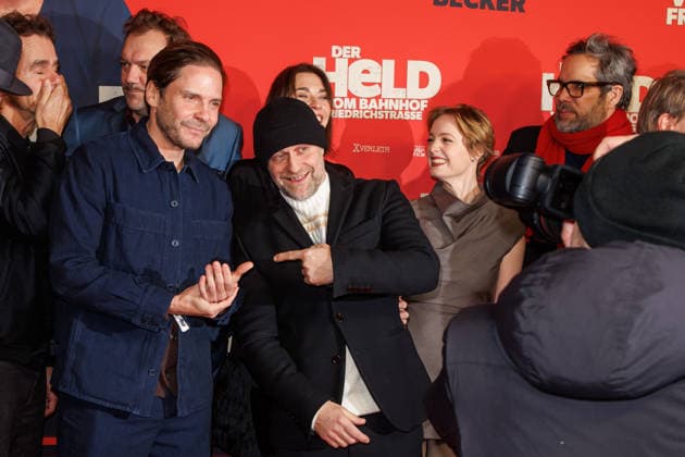 Premiere - Der Held vom Bahnhof Friedrichstrasse - Tom Tykwer, Charly Hübner, Daniel Brühl, Jürgen Vogel, Christiane Paul, Leonie Benesch und Achim von Borries bei der Kinopremiere von Der Held vom Bahnhof Friedrichstrasse im Delphi-Filmpalast am 02.12.2025 in Berlin. Copyright: xEventpressxKochanx