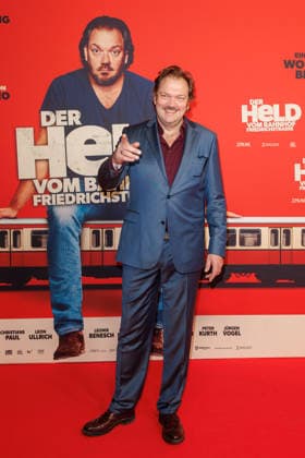 Premiere - Der Held vom Bahnhof Friedrichstrasse - Charly Hübner bei der Kinopremiere von Der Held vom Bahnhof Friedrichstrasse im Delphi-Filmpalast am 02.12.2025 in Berlin. Copyright: xEventpressxKochanx