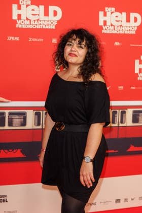 Premiere - Der Held vom Bahnhof Friedrichstrasse - Sarah Fazilat bei der Kinopremiere von Der Held vom Bahnhof Friedrichstrasse im Delphi-Filmpalast am 02.12.2025 in Berlin. Copyright: xEventpressxKochanx