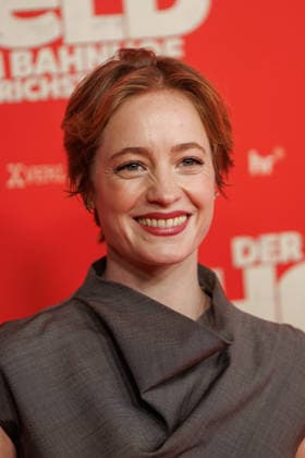 Premiere - Der Held vom Bahnhof Friedrichstrasse - Leonie Benesch bei der Kinopremiere von Der Held vom Bahnhof Friedrichstrasse im Delphi-Filmpalast am 02.12.2025 in Berlin. Copyright: xEventpressxKochanx