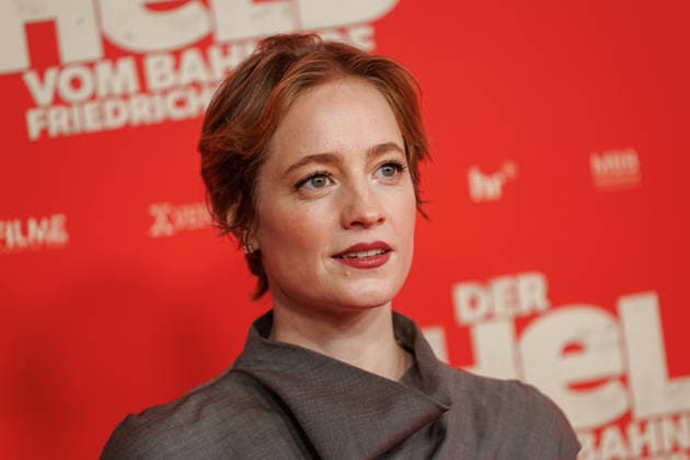 Premiere - Der Held vom Bahnhof Friedrichstrasse - Leonie Benesch bei der Kinopremiere von Der Held vom Bahnhof Friedrichstrasse im Delphi-Filmpalast am 02.12.2025 in Berlin. Copyright: xEventpressxKochanx