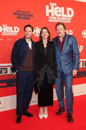 Premiere - Der Held vom Bahnhof Friedrichstrasse - Daniel Brühl, Christiane Paul und Charly Hübner bei der Kinopremiere von Der Held vom Bahnhof Friedrichstrasse im Delphi-Filmpalast am 02.12.2025 in Berlin. Copyright: xEventpressxKochanx