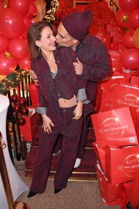 Silva Gonzalez (Hot Banditoz) mit Freundin Stefanie Schanzleh - KATY™S X-MAS WONDERLAND by Kate Merlan in der Wolkenburg Eventlocation in Köln am 02.12.2025