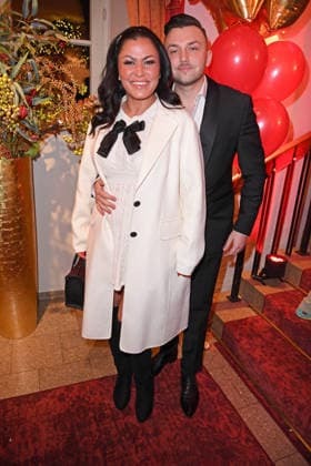 Jasmin Herren mit Freund Philipp Bender - KATY™S X-MAS WONDERLAND by Kate Merlan in der Wolkenburg Eventlocation in Köln am 02.12.2025