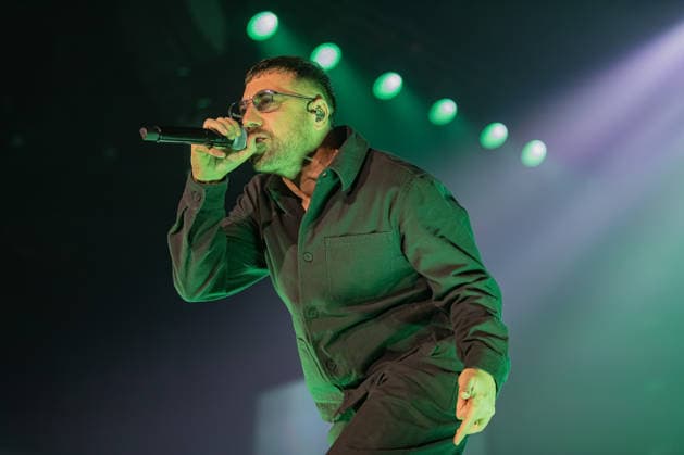 Music Concert - Coez - Live 2025 Silvano Albanese, aka Coez, performs on stage during his second concert at the Unipol Forum. during Coez - Live 2025, Music Concert in Milano, Italy, December 02 2025 Milano Unipol Forum Italy Copyright: xLucaxMichelix xLiveMediax LPM_2174566