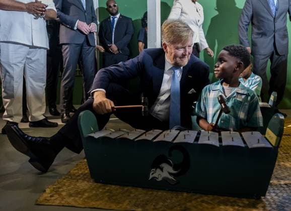 PARAMARIBO - King Willem-Alexander and Queen Maxima visited Villa Zapakara, a foundation that focuses on young people and their development through art, culture, and education. The royal couple was on a three-day state visit to Suriname. ANP REMKO DE WAAL netherlands out - belgium out  Copyright: xx x543723025x originalFilename: 543723025.jpg