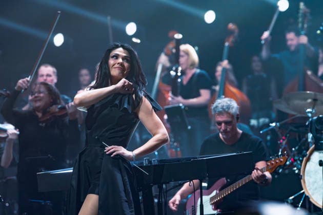 02.12.2025, Dirigentin Alexandra Arrieche, im Hintergrund Mitglieder des Antwerp Philharmonic Orchestra. 02.12.2025, Die Night of the Proms (NOTP) in der Festhalle Frankfurt. Es ist das 50. Gastspiel in der Gud Stubb der Mainmetropole. Diese und die Veranstaltung am 03.12.2025 sind mit 7.000 bzw. 8.500 Kartenverkäufen ausverkauft. Vor 40 Jahren fand in Antwerpen die erste NOTP statt. Frankfurt Hessen Deutschland