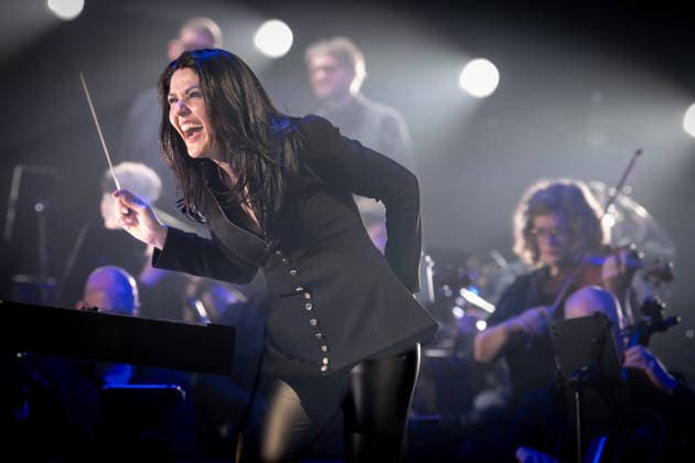 02.12.2025, Dirigentin Alexandra Arrieche, im Hintergrund Mitglieder des Antwerp Philharmonic Orchestra. 02.12.2025, Die Night of the Proms (NOTP) in der Festhalle Frankfurt. Es ist das 50. Gastspiel in der Gud Stubb der Mainmetropole. Diese und die Veranstaltung am 03.12.2025 sind mit 7.000 bzw. 8.500 Kartenverkäufen ausverkauft. Vor 40 Jahren fand in Antwerpen die erste NOTP statt. Frankfurt Hessen Deutschland