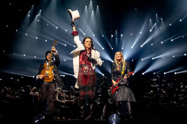 02.12.2025, Alice Cooper (Mitte) mit Tommy Henriksen und Nita Strauss. 02.12.2025, Die Night of the Proms (NOTP) in der Festhalle Frankfurt. Es ist das 50. Gastspiel in der Gud Stubb der Mainmetropole. Diese und die Veranstaltung am 03.12.2025 sind mit 7.000 bzw. 8.500 Kartenverkäufen ausverkauft. Vor 40 Jahren fand in Antwerpen die erste NOTP statt. Frankfurt Hessen Deutschland