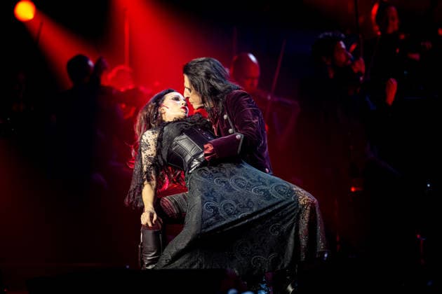02.12.2025, Sheryl Goddard mit ihrem Ehemann Alice Cooper. 02.12.2025, Die Night of the Proms (NOTP) in der Festhalle Frankfurt. Es ist das 50. Gastspiel in der Gud Stubb der Mainmetropole. Diese und die Veranstaltung am 03.12.2025 sind mit 7.000 bzw. 8.500 Kartenverkäufen ausverkauft. Vor 40 Jahren fand in Antwerpen die erste NOTP statt. Frankfurt Hessen Deutschland