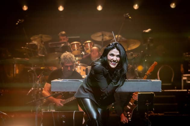 02.12.2025, Dirigentin Alexandra Arrieche, im Hintergrund Mitglieder des Antwerp Philharmonic Orchestra. 02.12.2025, Die Night of the Proms (NOTP) in der Festhalle Frankfurt. Es ist das 50. Gastspiel in der Gud Stubb der Mainmetropole. Diese und die Veranstaltung am 03.12.2025 sind mit 7.000 bzw. 8.500 Kartenverkäufen ausverkauft. Vor 40 Jahren fand in Antwerpen die erste NOTP statt. Frankfurt Hessen Deutschland