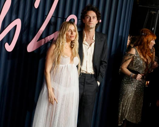 The Fashion Awards 2025 at the Royal Albert Hall in Kensington, London - 01 Dec 2025 Sienna Miller and Oli Green attend The Fashion Awards 2025 at the Royal Albert Hall in Kensington, London. London United Kingdom Copyright: xCatxMorleyx xSOPAxImagesx Cat Morley_FA2025_Sienna Miller and Oli Green_30805