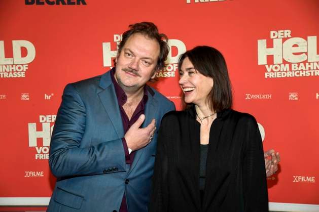 ABBberlin: Charly Hübner Huebner Christiane Paul Schauspieler zu Gast auf dem roten Teppich bei der Kino Weltpremiere des Films DER HELD VOM BAHNHOF FRIEDRICHSTRASSE im Delphi Filmpalast Berlin am 02.12.2025 Berlin Deutschland
