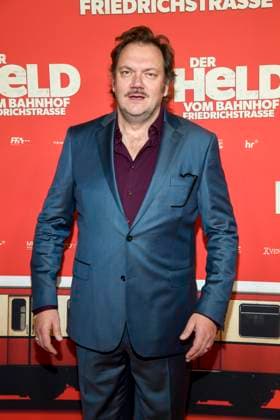 ABBberlin: Charly Hübner Huebner Schauspieler zu Gast auf dem roten Teppich bei der Kino Weltpremiere des Films DER HELD VOM BAHNHOF FRIEDRICHSTRASSE im Delphi Filmpalast Berlin am 02.12.2025 Berlin Deutschland