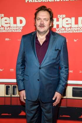 ABBberlin: Charly Hübner Huebner Schauspieler zu Gast auf dem roten Teppich bei der Kino Weltpremiere des Films DER HELD VOM BAHNHOF FRIEDRICHSTRASSE im Delphi Filmpalast Berlin am 02.12.2025 Berlin Deutschland