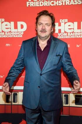 ABBberlin: Charly Hübner Huebner Schauspieler zu Gast auf dem roten Teppich bei der Kino Weltpremiere des Films DER HELD VOM BAHNHOF FRIEDRICHSTRASSE im Delphi Filmpalast Berlin am 02.12.2025 Berlin Deutschland