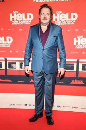 ABBberlin: Charly Hübner Huebner Schauspieler zu Gast auf dem roten Teppich bei der Kino Weltpremiere des Films DER HELD VOM BAHNHOF FRIEDRICHSTRASSE im Delphi Filmpalast Berlin am 02.12.2025 Berlin Deutschland