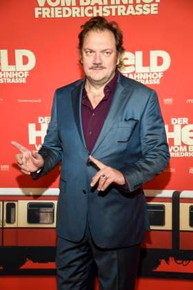 ABBberlin: Charly Hübner Huebner Schauspieler zu Gast auf dem roten Teppich bei der Kino Weltpremiere des Films DER HELD VOM BAHNHOF FRIEDRICHSTRASSE im Delphi Filmpalast Berlin am 02.12.2025 Berlin Deutschland
