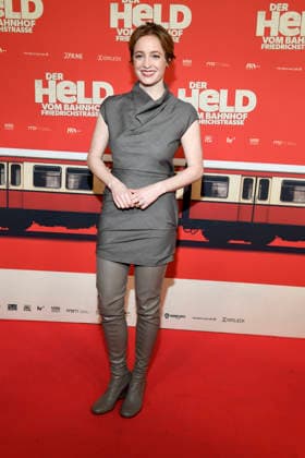 ABBberlin: Leonie Benesch Schauspielerin zu Gast auf dem roten Teppich bei der Kino Weltpremiere des Films DER HELD VOM BAHNHOF FRIEDRICHSTRASSE im Delphi Filmpalast Berlin am 02.12.2025 Berlin Deutschland