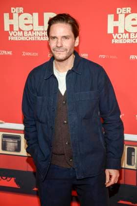 ABBberlin: Daniel Brühl Bruehl Schauspieler zu Gast auf dem roten Teppich bei der Kino Weltpremiere des Films DER HELD VOM BAHNHOF FRIEDRICHSTRASSE im Delphi Filmpalast Berlin am 02.12.2025 Berlin Deutschland