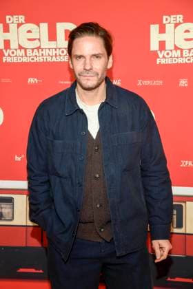 ABBberlin: Daniel Brühl Bruehl Schauspieler zu Gast auf dem roten Teppich bei der Kino Weltpremiere des Films DER HELD VOM BAHNHOF FRIEDRICHSTRASSE im Delphi Filmpalast Berlin am 02.12.2025 Berlin Deutschland